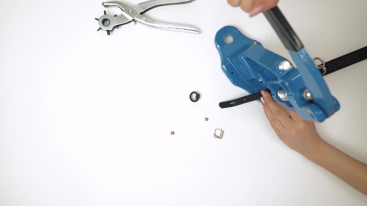 proceso de trabajo con un producto de cuero uso de una máquina de prensa para remaches aislados