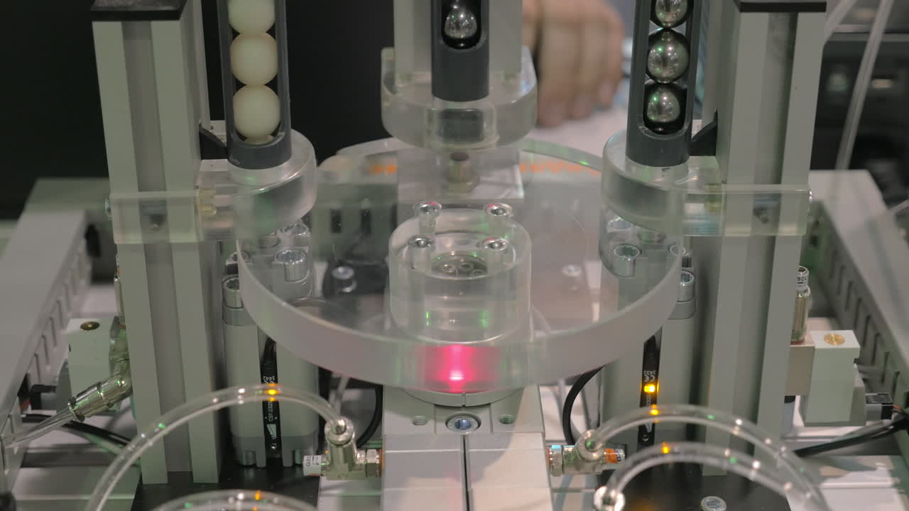 러시아 모스크바에서 열리는 로보스 스포 (robotics expo) 에서 공을 옮기는 로을 보여준다.