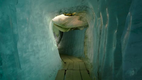 explorando el interior de una gruta de hielo con hielo glacial azul en suiza