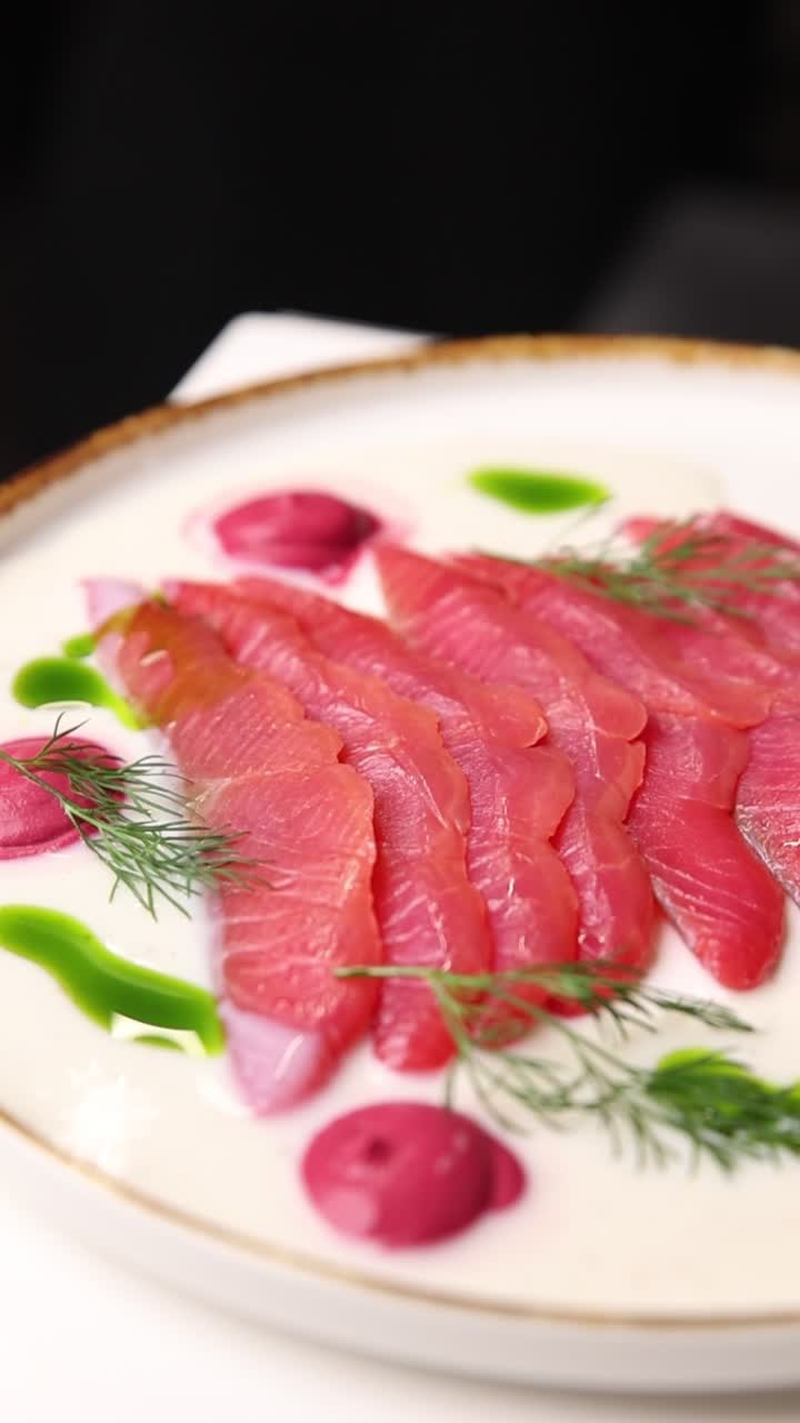 Carpaccio de Salmón Gourmet con Puré de Remolacha y Guarnición de Eneldo.
