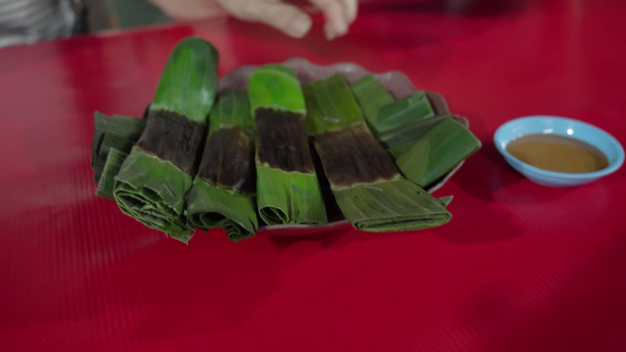 오타크 오타크 (otak-otak) - 동남아시아의 물고기 케이크, 잎 어리로 감싸