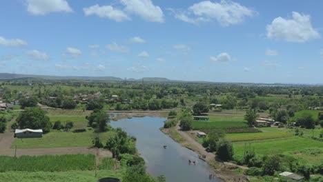 Luftaufnahme-Indisches-Ländliches-Dorf-Am-Schönen-Flussufer