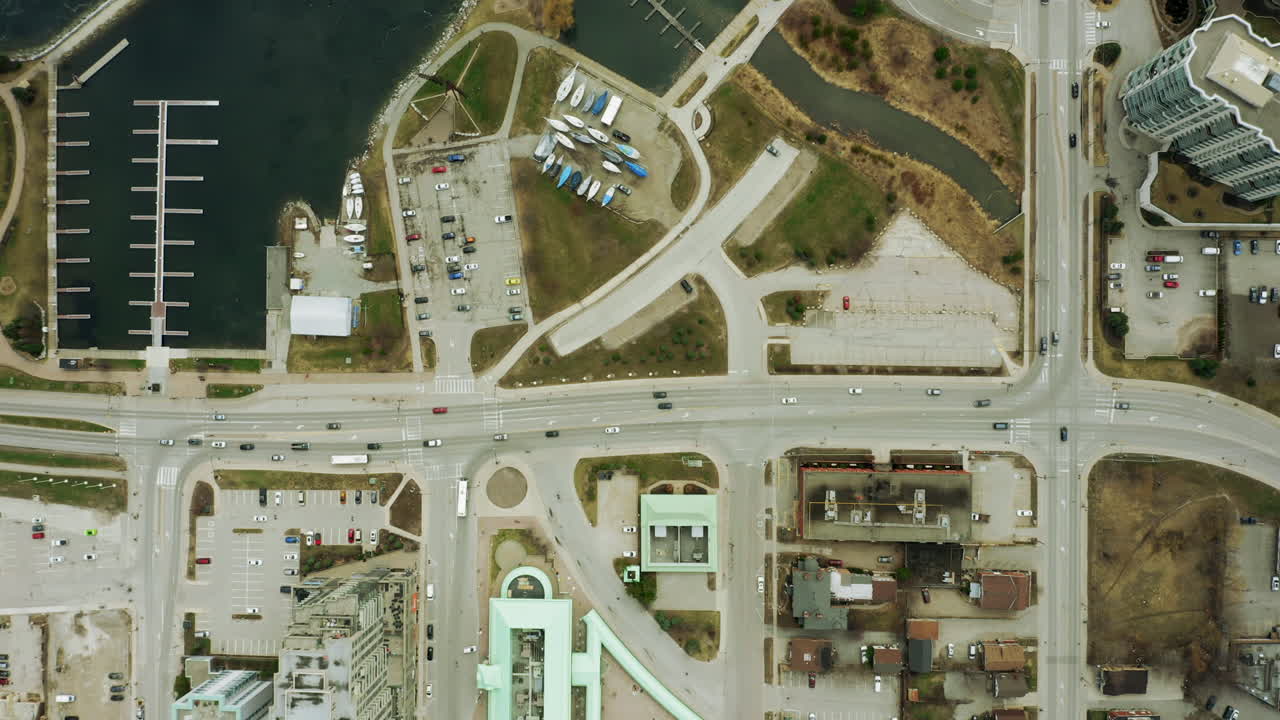 도시 항구 앞 의 깊은 어두운 물