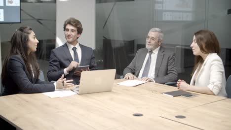 equipo de negocios enfocado escuchando al orador en la sala de conferencias