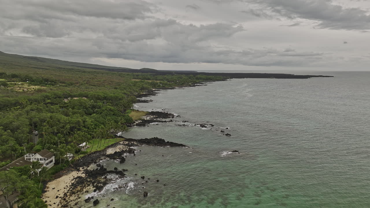 와일라-마케나 마우이 하와이 에어리얼 v3 드론 플라이오버 아히이 베이 바위 해안선, 울창한 식물과 구름이 많은 날 카라하쿠 산의 전망을 촬영 - mavic 3 cine - 2022년 12월