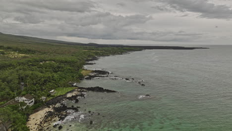 Wailea-Makena-Maui-Hawaii-Aerial-v3-drone-flyover-Ahihi-Bay-capturing-rocky-coastline,-lush-vegetations-and-views-of-Kalahaku-mountain-on-a-cloudy-day---Shot-with-Mavic-3-Cine---December-2022