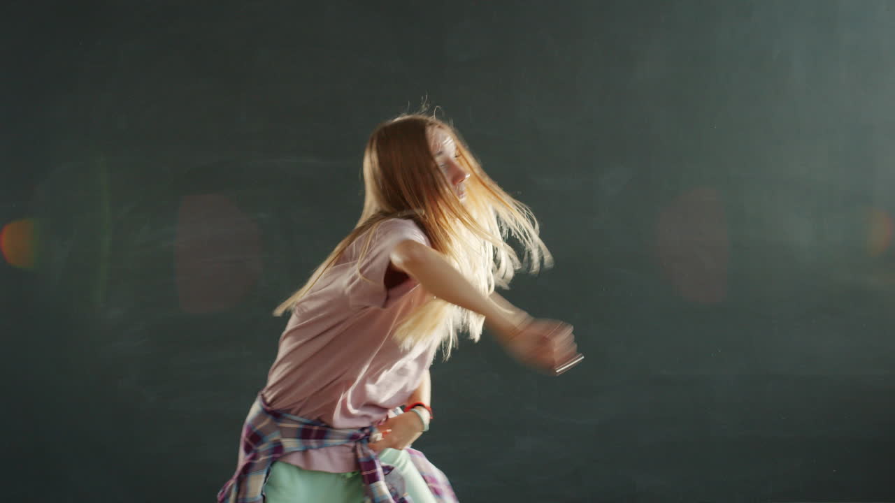 mujer bailando en estudio