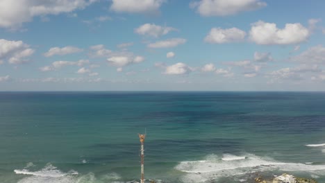 4k aéreo - olas del océano salpicando tranquilamente en la costa - norte de israel