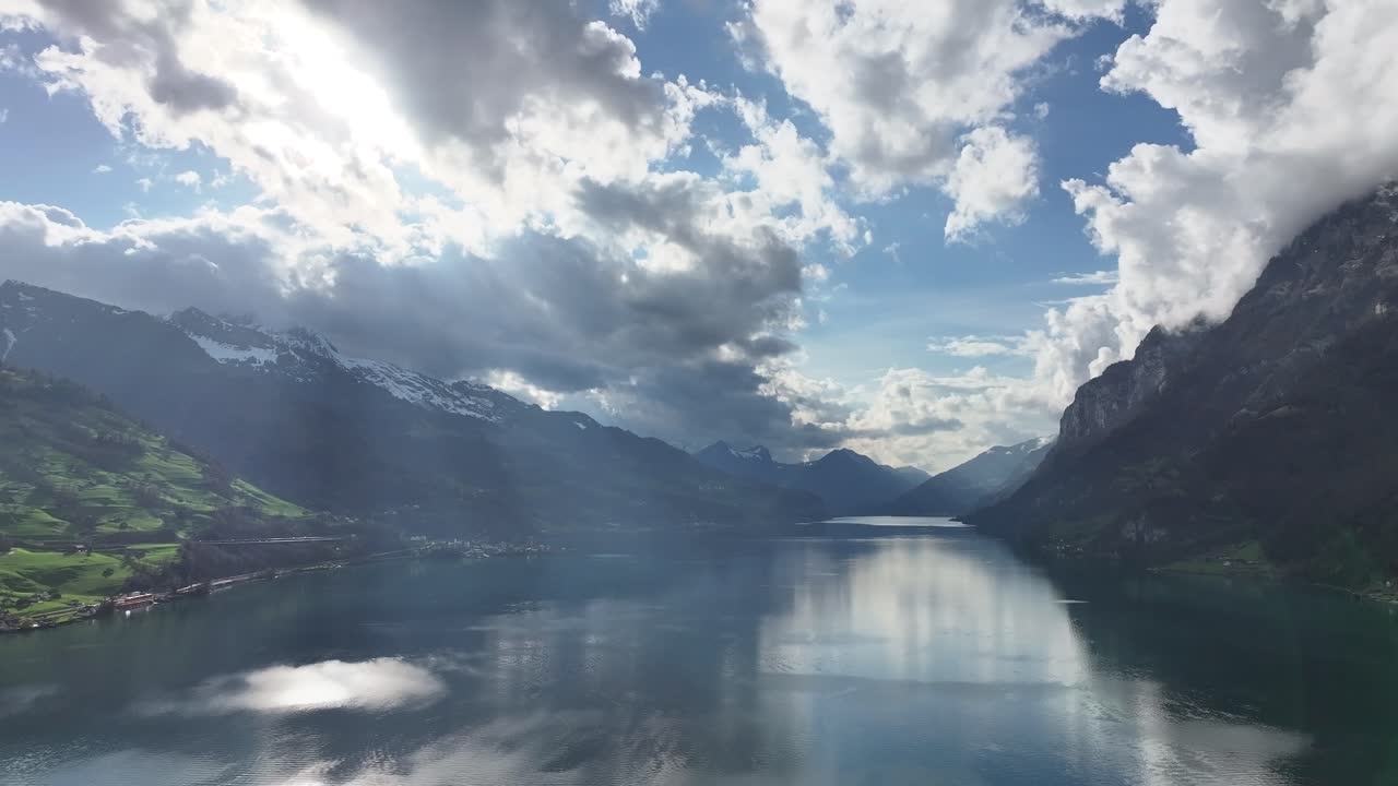 el majestuoso lago walensee en los alpes suizos - vista aérea