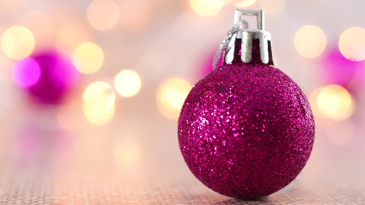 빛 테마에 박이는 불빛으로 반이는 분홍색 크리스마스 장식품