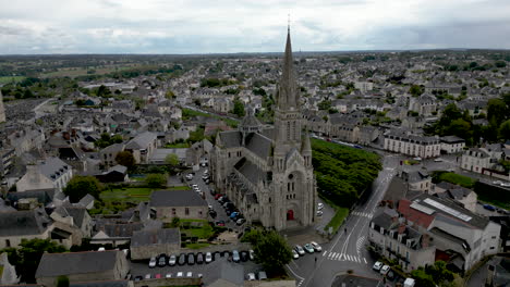 iglesia de san martín en el centro de la ciudad con paisaje urbano, vitré en bretaña, francia