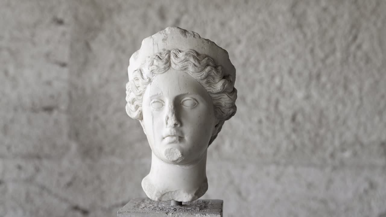 escultura griega antigua de una cabeza de atenas, grecia con movimiento de seguimiento