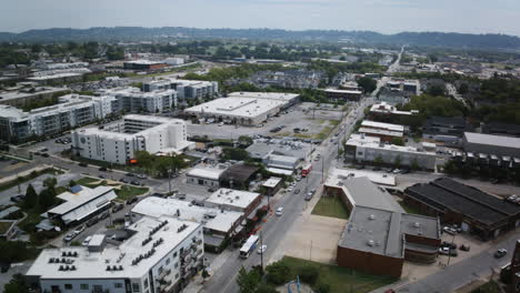 Statischer-Luftzeitraffer-Des-Verkehrs-Auf-Der-Hauptstraße-In-Chattanooga,-Tennessee-Während-Des-Tages