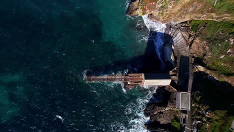 vista desde arriba de la vieja estación de botes salvavidas en lizard point en cornwall