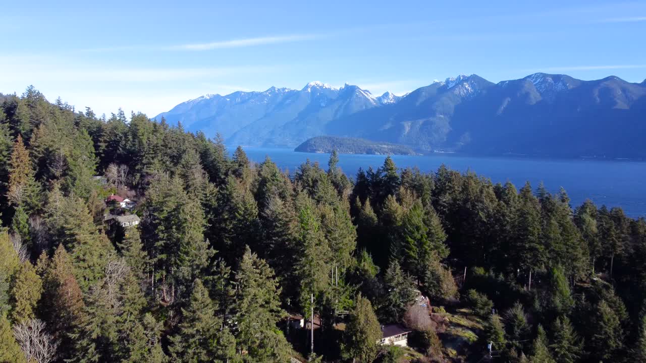 Rivelazione aerea del bellissimo Howe Sound e delle montagne innevate della Columbia Britannica, Canada