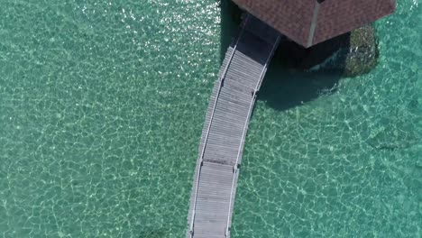 Antena-De-Un-Muelle-En-El-Océano-Con-Un-Mirador-En-El-Océano