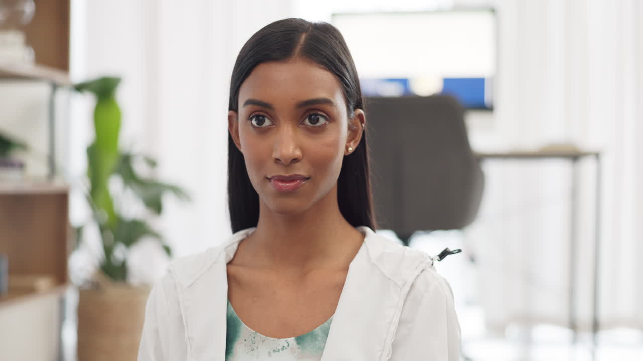 mujer feliz, sonrisa y retrato de una niña india