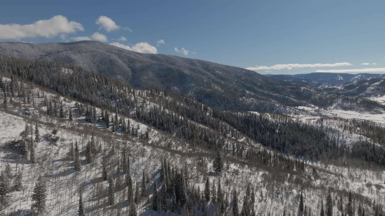 toma aérea de las montañas rocosas fuera de steamboat springs
