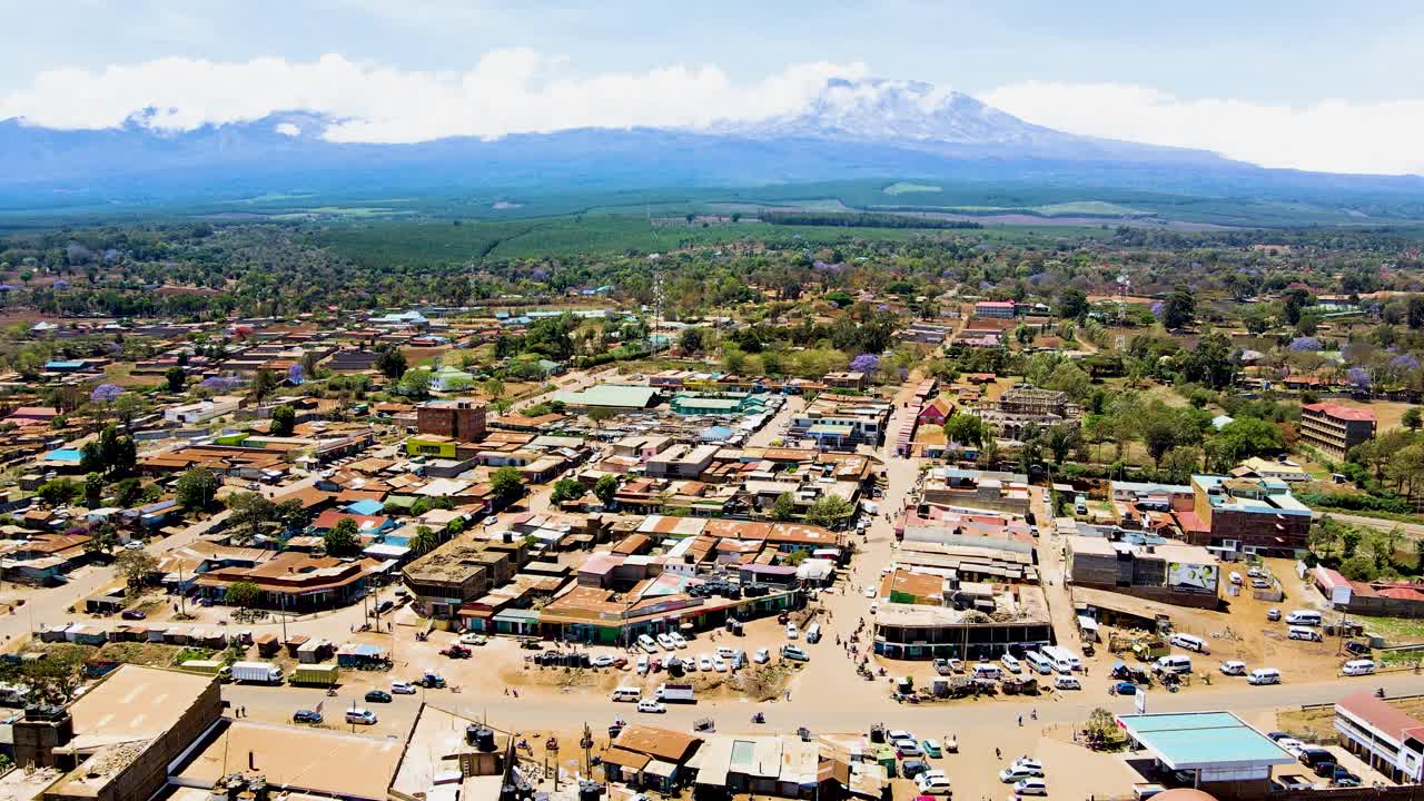 케냐의 시골 마을에서 킬리만자로가 배경입니다.