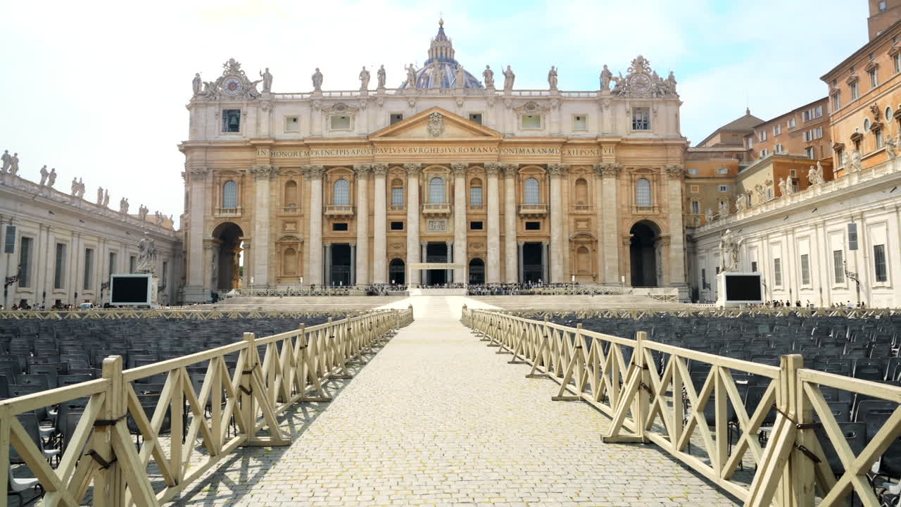 Vista di Piazza San Pietro con la Basilica di San Pietro e numerosi turisti di fronte ad essa nella Città del Vaticano