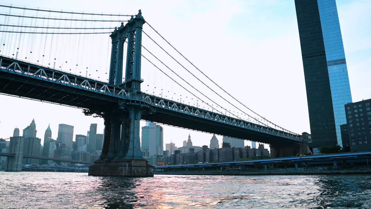 Nueva York, EE. UU., 8 de agosto de 2025: El puente de Manhattan sobre el East River de día. El puente de Manhattan cruza el East River con el skyline del Bajo Manhattan a la luz del día.