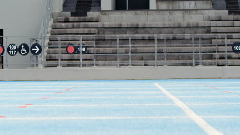 atletas discapacitados corriendo en una pista de atletismo 4k