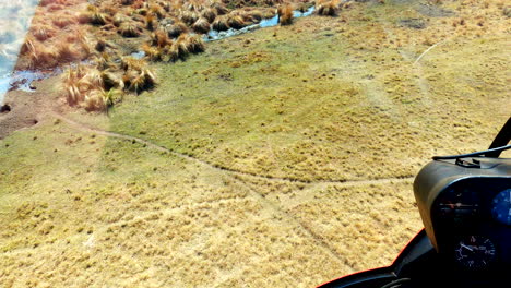 helicóptero pov desde la cabina de pilotaje mientras despega sobre el paisaje seco para el conteo de juego