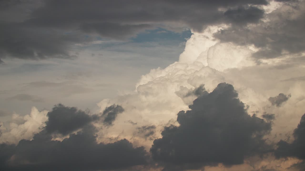 dramática cobertura de nubes por la noche, el cielo se está preparando para una tormenta, nubes cumulonimbus