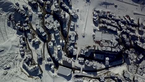 Vista-De-Pájaro-De-Val-Thorens,-La-Estación-De-Esquí-Más-Alta-De-Europa-En-Los-Alpes-Franceses---Vista-Aérea-Superior