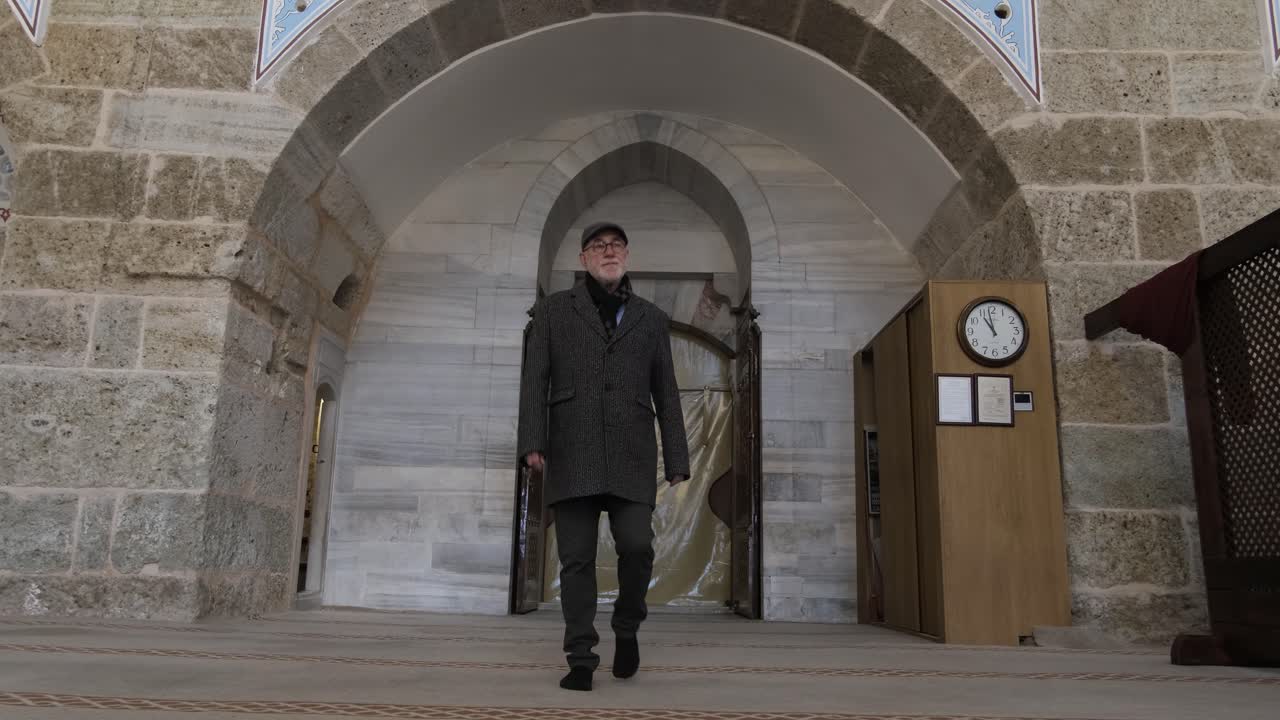 모스크에서 기도하는 노인