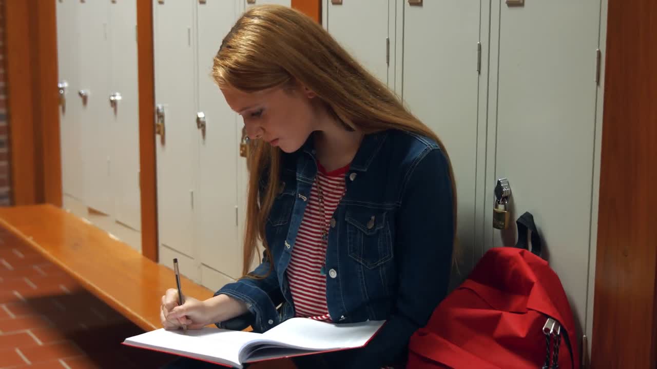 Studentka pisząca do swojego dziennika szkolnego