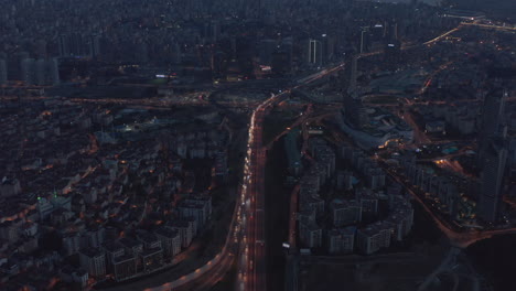 Intersección-De-La-Autopista-Interestatal-De-Estambul-Por-La-Noche-Desde-Una-Perspectiva-Aérea-Con-Tráfico-De-Automóviles-Al-Atardecer