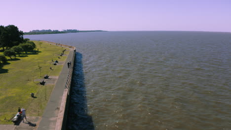 AERIAL---Parque-de-los-Niños-park-in-front-of-La-Plata-River,-Buenos-Aires,-Argentina