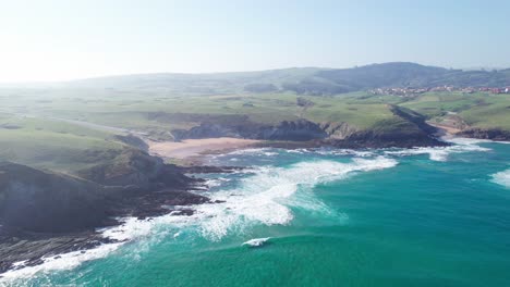 Majestätische-Playa-De-Tagle,-Spanien,-Luftaufnahme,-Große-Wellen