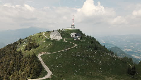 Eine-Drohnenaufnahme-Des-Berges-Uršlja-Gora