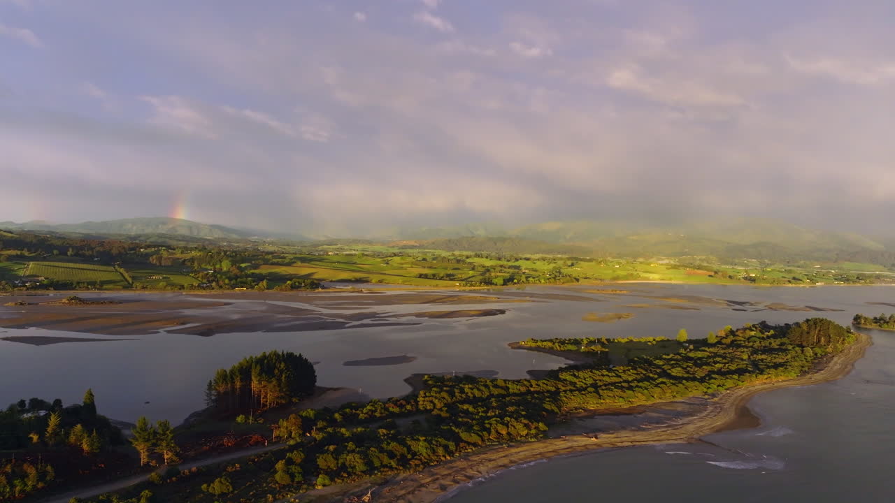 fotografía aérea de la costa de tasmania y las nubes de lluvia sobre las montañas cerca de nelson, nueva zelanda