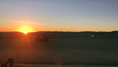 El-Sol-Dorado-Sale-De-La-Casa-Solariega-De-Leicestershire-Con-Vistas-Al-Campo-Con-El-Sol-Saliendo-Por-El-Horizonte