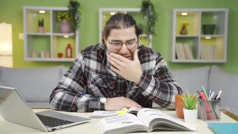 un joven deprimido llorando, problemas en la vida privada.