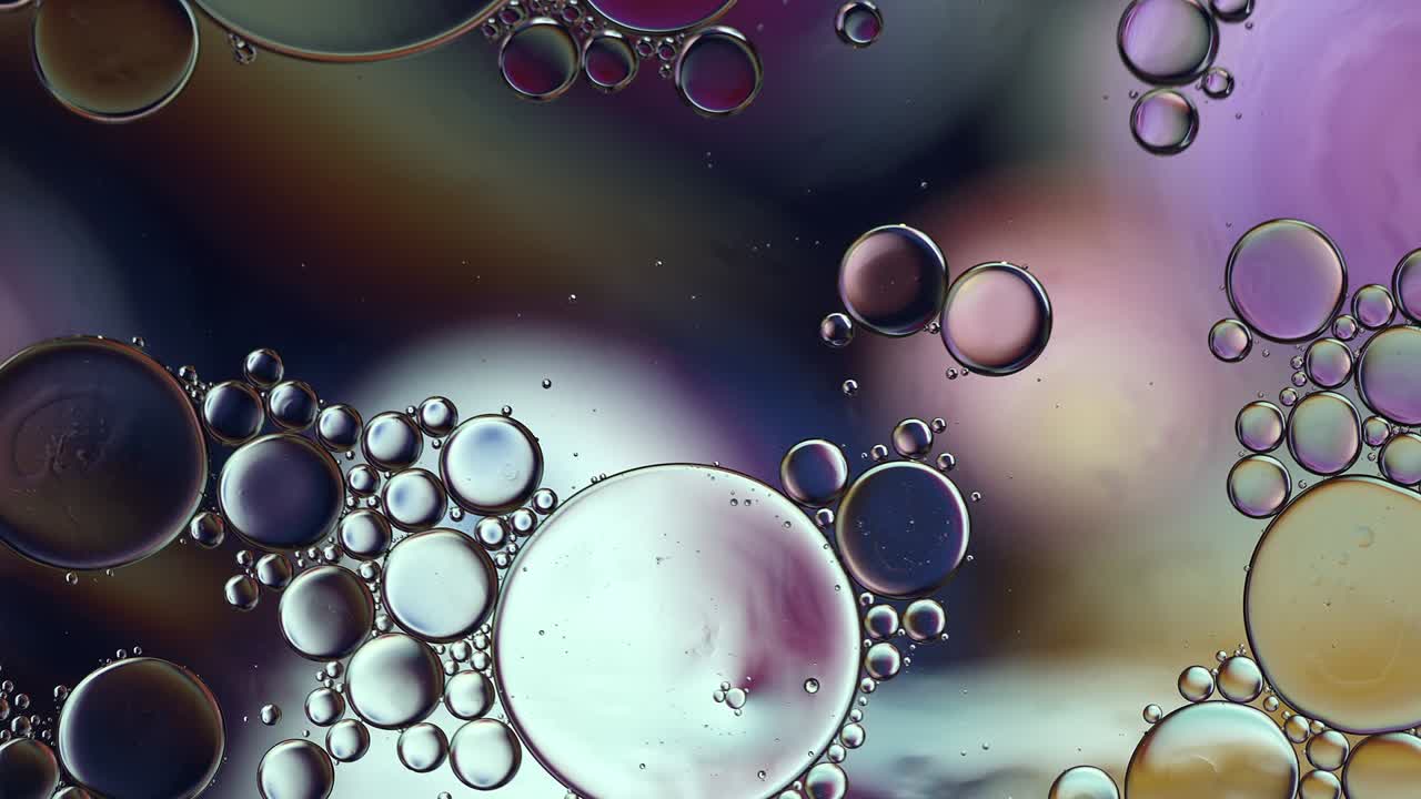 추상적인 다채로운 음식 기름 방울 거품과 구가 흐르고