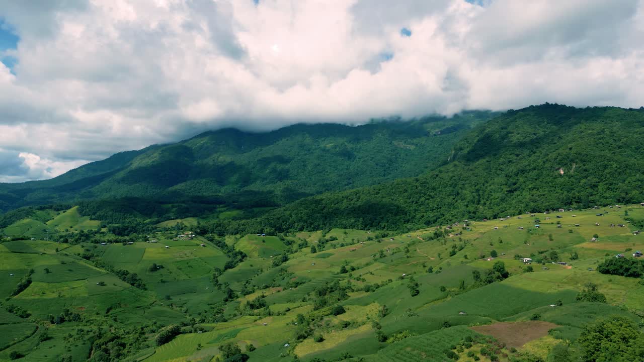 4k naturaleza cinematográfica imágenes aéreas de drones de las hermosas montañas y campos de arroz de ban pa pong piang en doi ithanon junto a chiang mai, tailandia en un día soleado