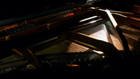 el piano se toca en el estudio de música