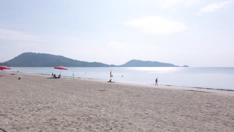 Sommervideo-4k-Des-Strandes-Mit-Kokospalme-Bei-Sonnenschein-Tagsüber-Mit-Weißem-Sandstrand-Und-Klarem-Blauem-Himmel-Skowmotion-4k-Uhd-Video