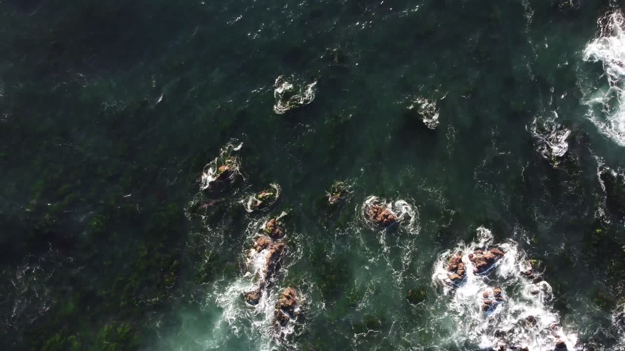 olas del océano desde un avión no tripulado