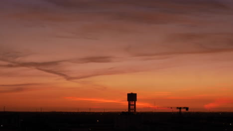 Puesta-De-Sol-A-La-Noche---Silueta-Del-Tanque-De-Agua-A-La-Hora-Dorada-Al-Atardecer