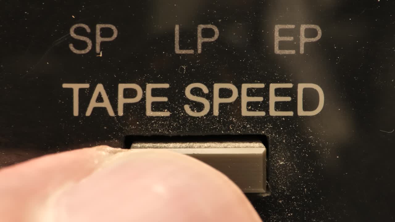 un primerísimo plano de los botones de una vieja videograbadora antigua o vintage