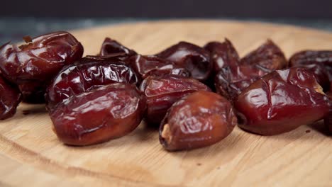fecha seca en un cuenco. ramadan kareem con fechas enfoque selectivo