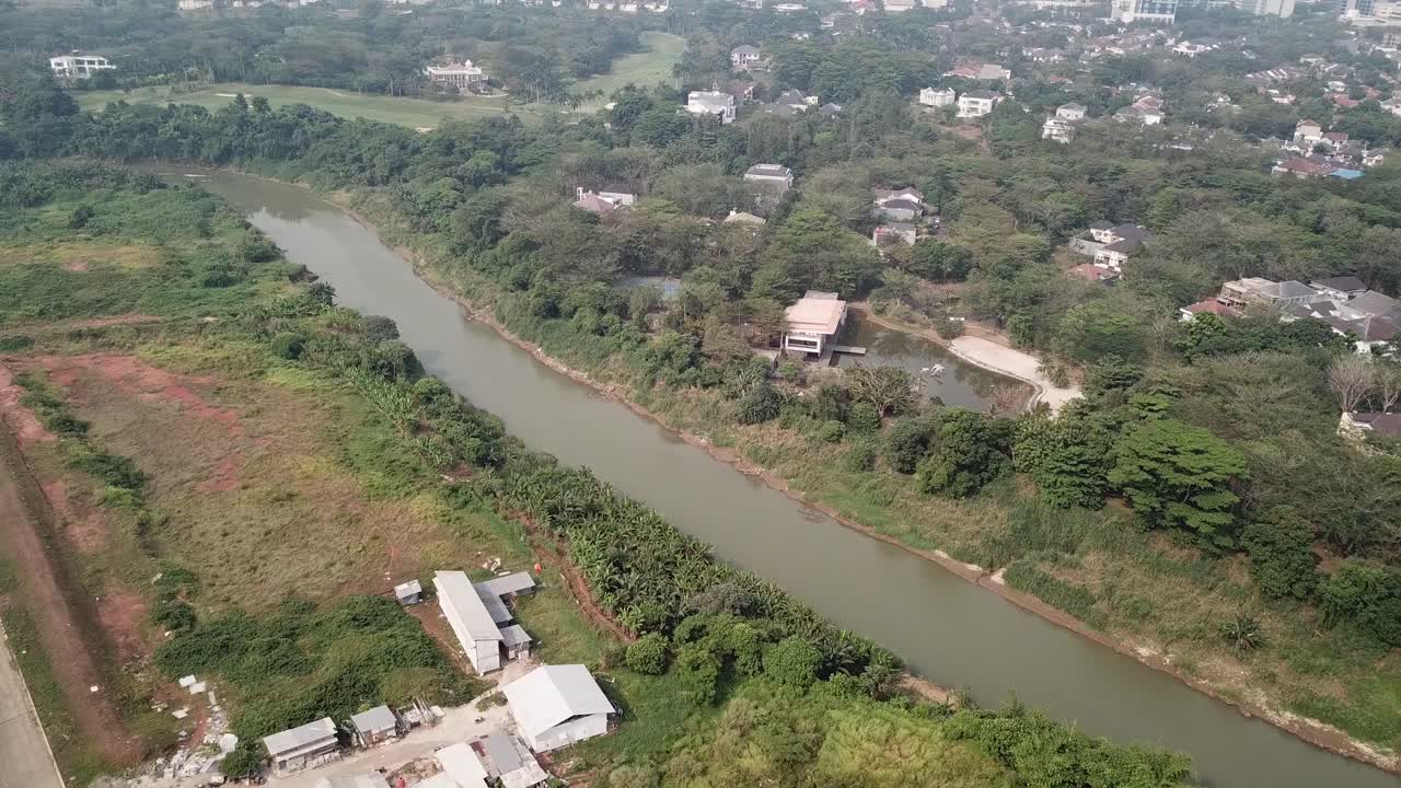 vista aérea de una zona residencial con río y campo de golf