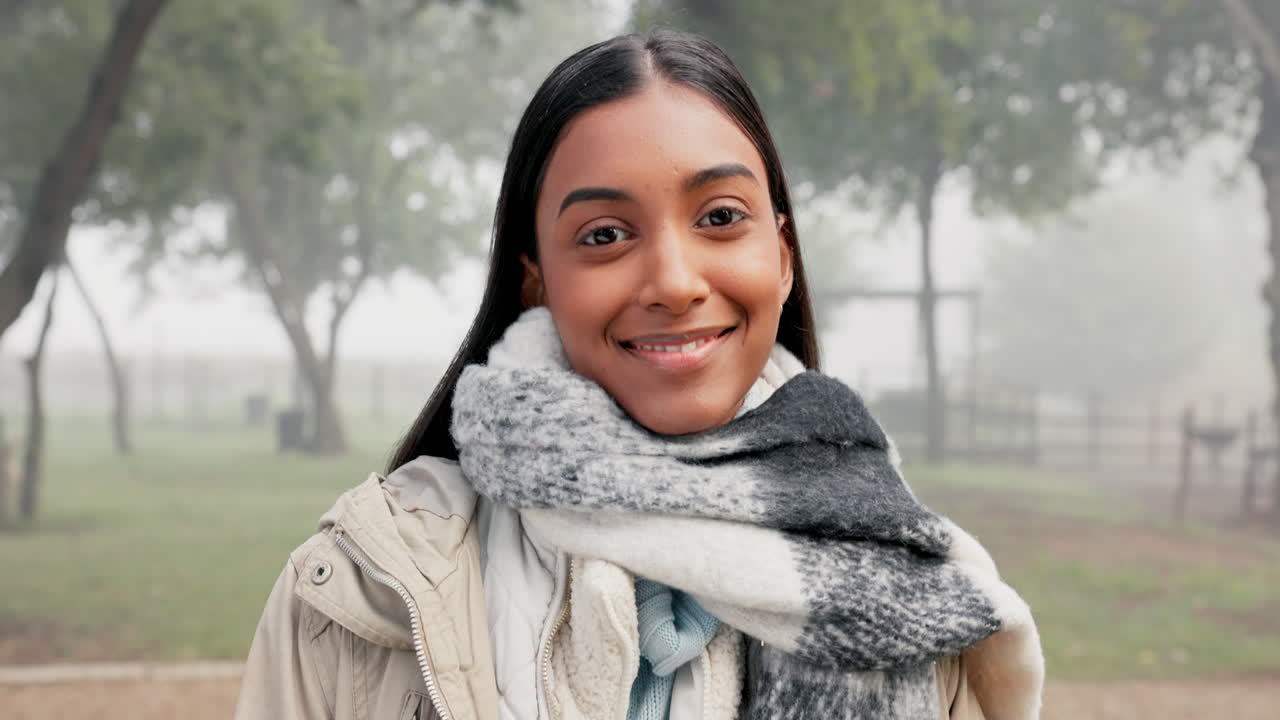 rostro, mujer y naturaleza en invierno con sonrisa