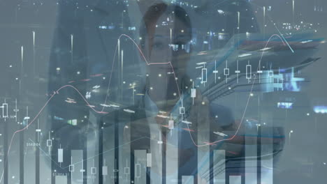 animación de datos financieros sobre mujeres de negocios caucásicas y tráfico por carretera