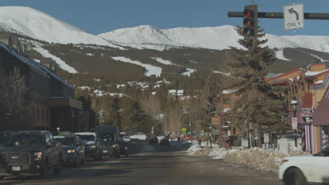 Statische-Ansicht-Einer-Stark-Befahrenen-Bergstraße-In-Einer-Kleinen-Stadt,-Umgeben-Von-Bergigem-Gelände-In-Colorado,-Usa,-Tagsüber